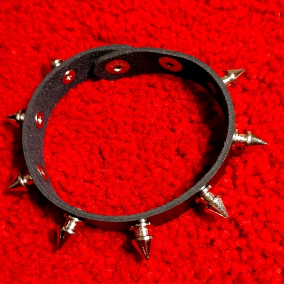 SPIKE CUFF - Picture 1 of 4